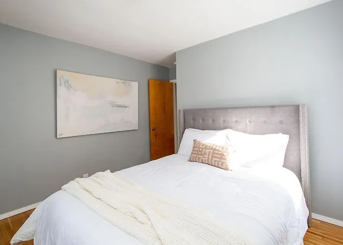 New Charming In The Heart Of North Holiday home