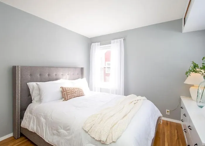 New Charming In The Heart Of North Holiday home