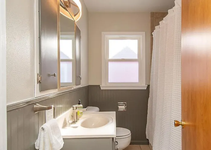 New Charming In The Heart Of North Holiday home *