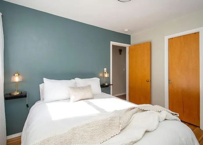 New Charming In The Heart Of North Holiday home