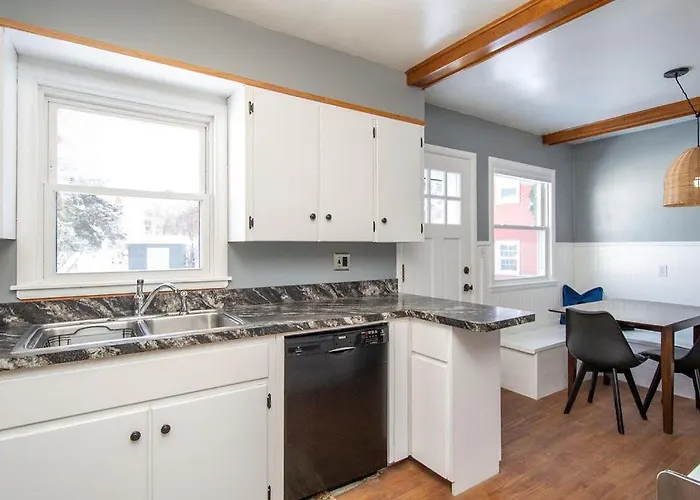 Holiday home New Charming In The Heart Of North Fargo